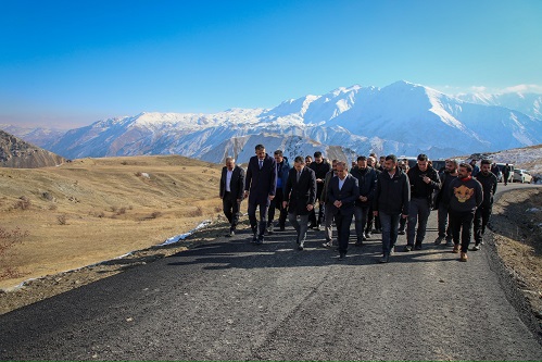 Vali Ali Çelik, Akbulut Köyü’nde Devam Eden Asfalt Yol Çalışmalarını İnceledi