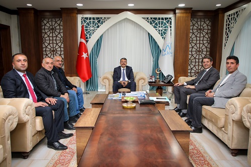 Yüksekova Esnaf Odası Başkanı Vedat Çoğaç ve beraberindeki heyet Vali Çelik'i Makamında Ziyaret Etti.