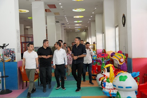 Vali Çelik, Hakkari Belediyesi Çocuk Oyun Merkezi’ni Ziyaret Etti
