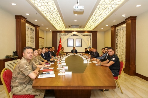 Vali Çelik; İl Jandarma Komutanı, İl Emniyet Müdürü ve İlgili Birim Amirleri İle Birlikte Asayiş Toplantısı Yaptı