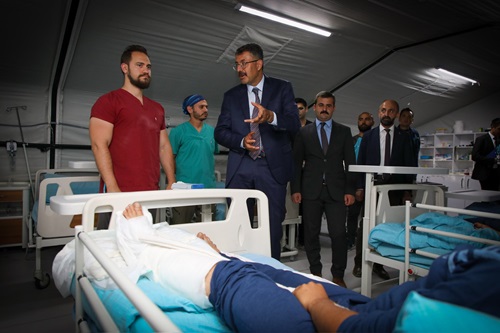 Vali Ali Çelik, Pençe Kilit Operasyonu Bölgesinde Kurulan Işıklı Seyyar Sahra Hastanesi'ni Ziyaret Etti